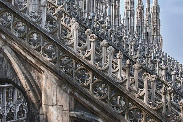 Kto zbudował Sagrada Familia i jak powstała ta niezwykła bazylika?