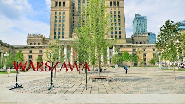 Na jakiej ulicy jest pałac kultury w Warszawie?