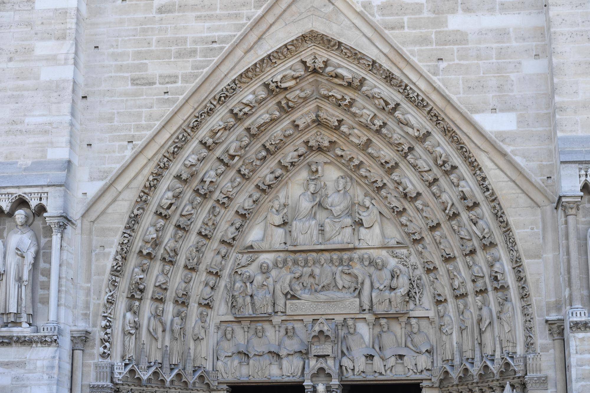 Katedra Notre Dame z czego została zbudowana?