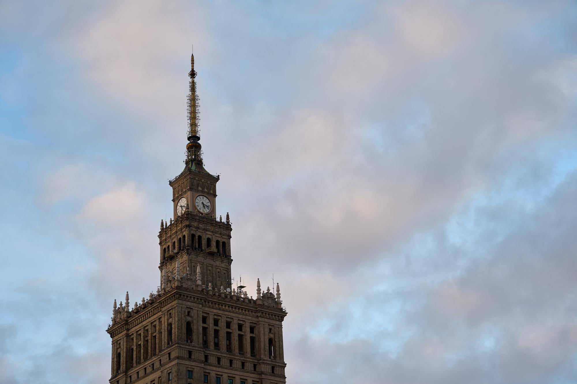 Kto wybudował pałac kultury w Warszawie?
