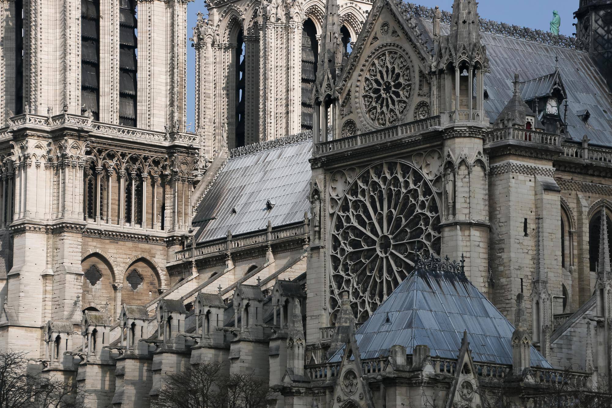 Z czego zbudowana jest katedra Notre Dame?