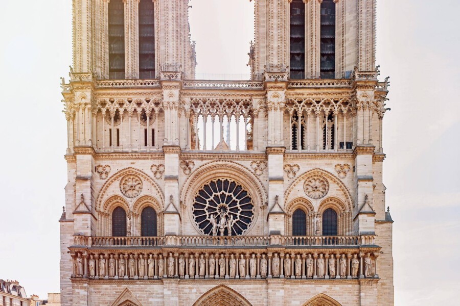 Co jest w katedrze Notre Dame i dlaczego budzi tyle emocji?