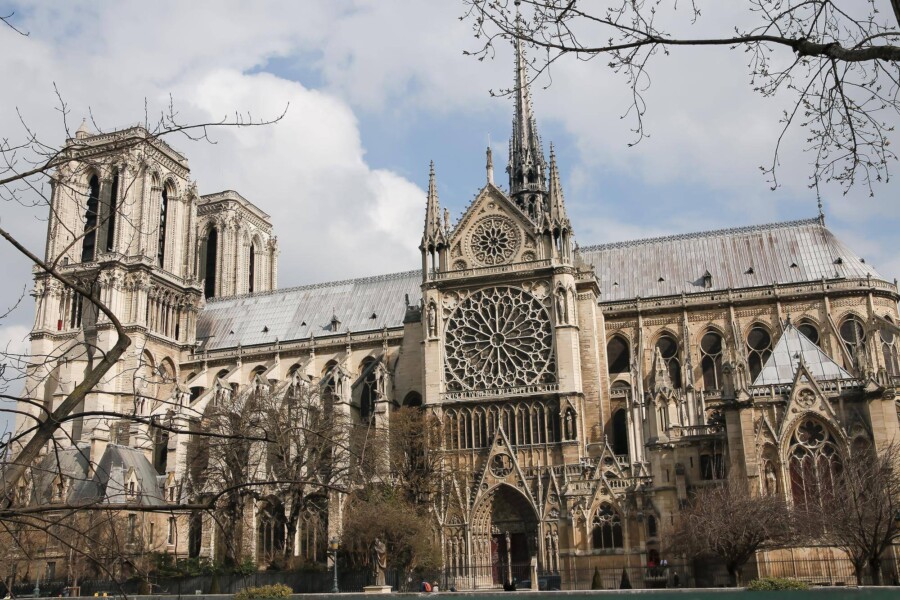 W jakim stylu jest zbudowana katedra Notre Dame?