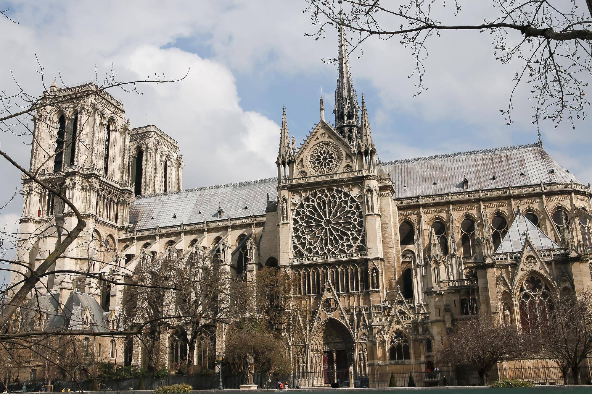 W jakim stylu jest zbudowana katedra Notre Dame?