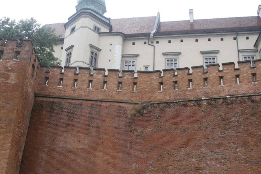 Z czego jest zbudowany zamek w Malborku i jakie materiały zdecydowały o jego trwałości?