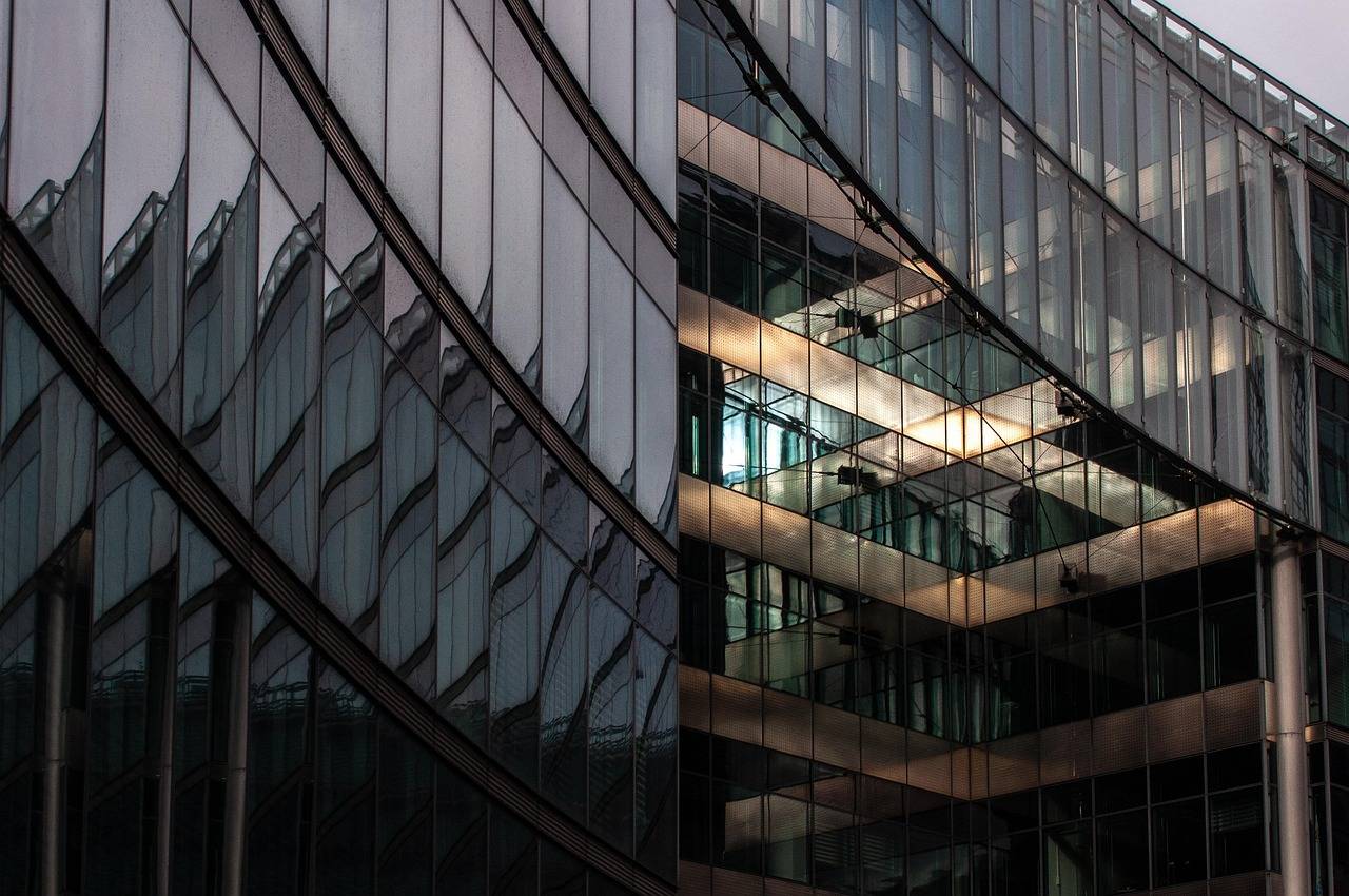 Co to jest architektura modernistyczna i jakie ma cechy?