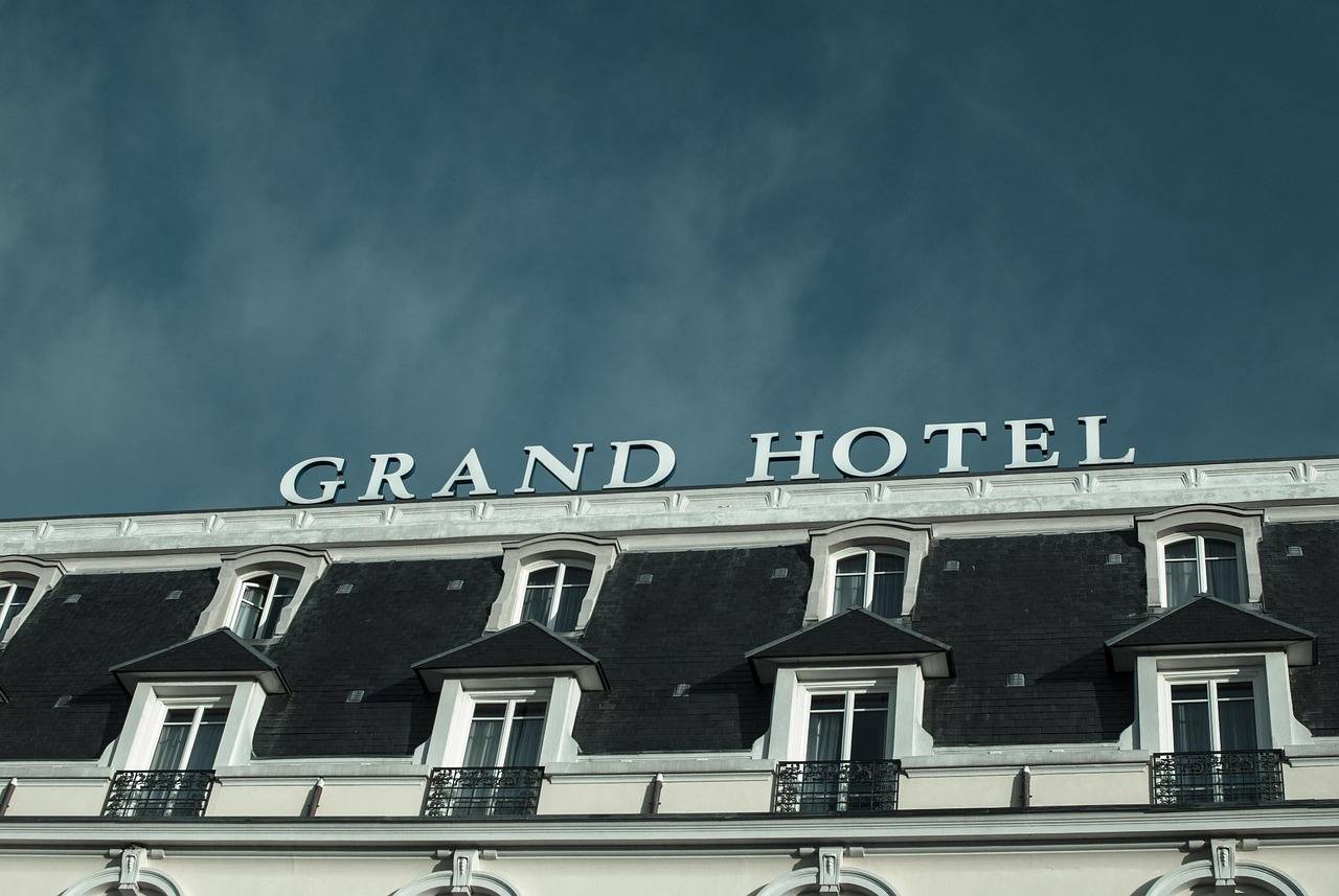 Kiedy powstał Grand Hotel w Sopocie i jak wpisuje się w historię miasta?