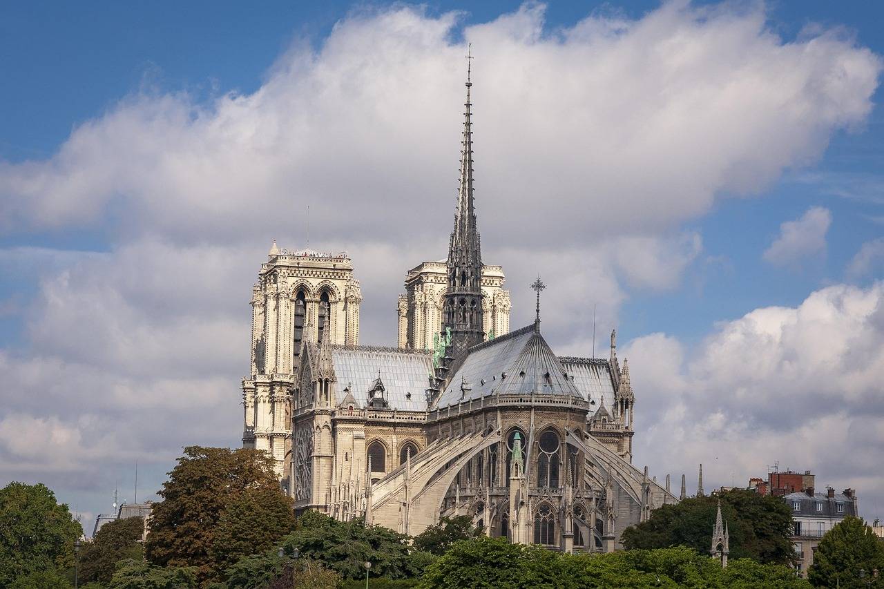 Kiedy wybudowano Notre Dame i co warto o tym wiedzieć?