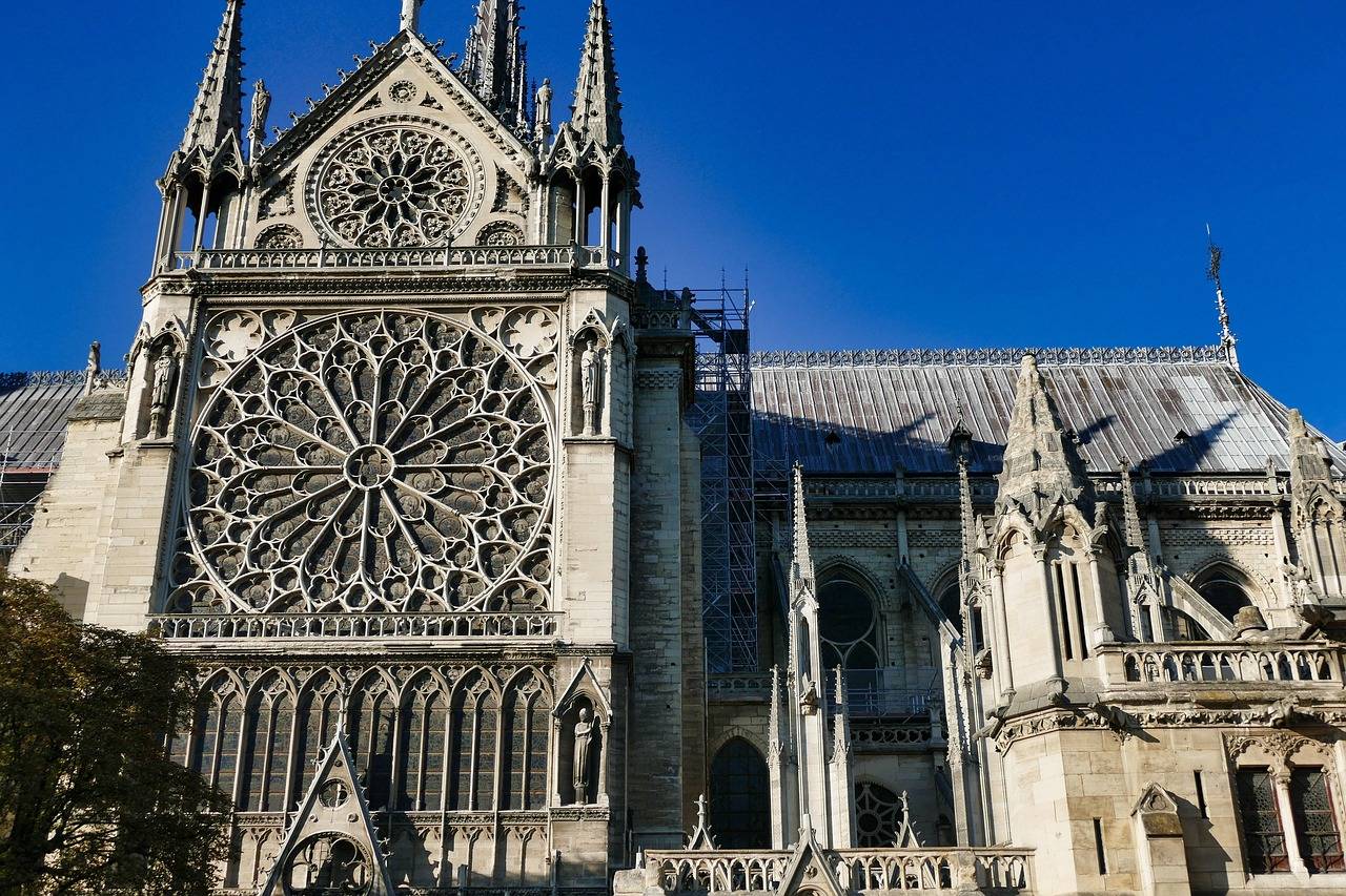 Kto zbudował katedrę Notre Dame i jak powstała ta słynna budowla?